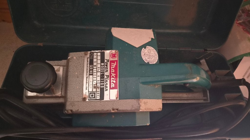 Makita 1100 schaafmachine met nieuwe wegwerp mesjes, Doe-het-zelf en Verbouw, Schaafmachines, Gebruikt, Elektrisch, Ophalen