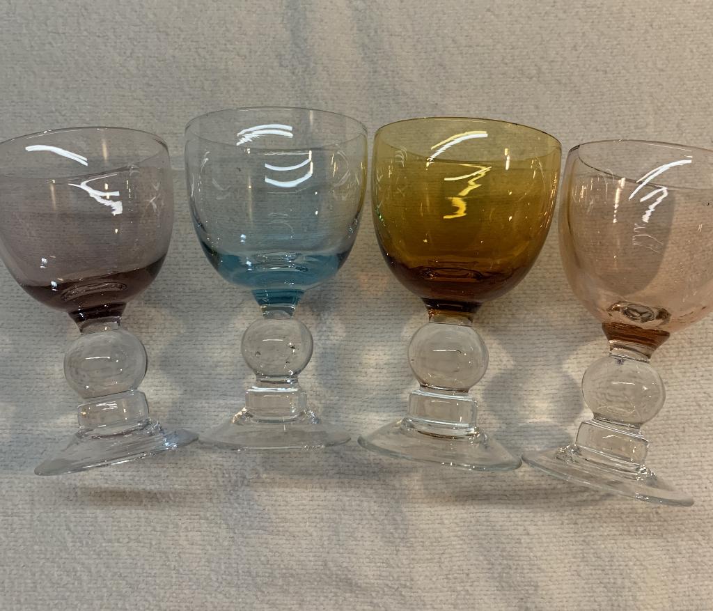 mooie glazen met gekleurde kelk, bol in transparante steel, Glas of Glazen, Ophalen of Verzenden, Overige stijlen, Glas
