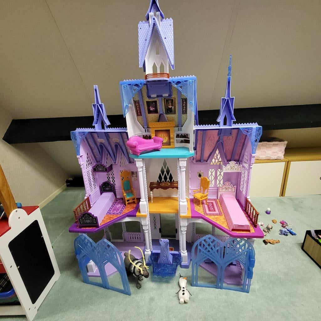 Elza frozen barbiehuis, Ophalen, Gebruikt, Poppenhuis