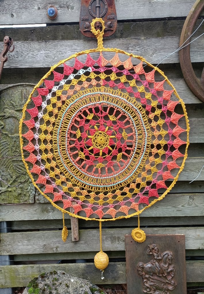 Vintage mandala in ring gehaakt oranje geel tint Ø 1.00 mtr, Ophalen, Zo goed als nieuw, Haken, Overige typen