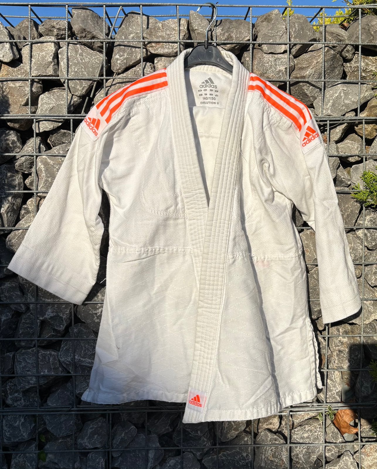 Adidas judopak oranje strepen, Maat XS of kleiner, Judo, Vechtsportpak, Ophalen of Verzenden