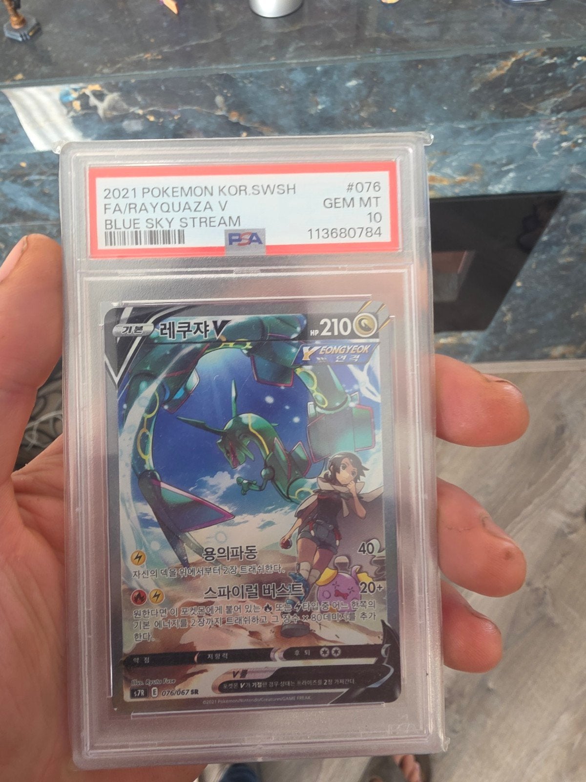 PSA 10 Rayquaza V FA 076/067 Blue Sky Stream Pop 374, Ophalen, Nieuw, Losse kaart