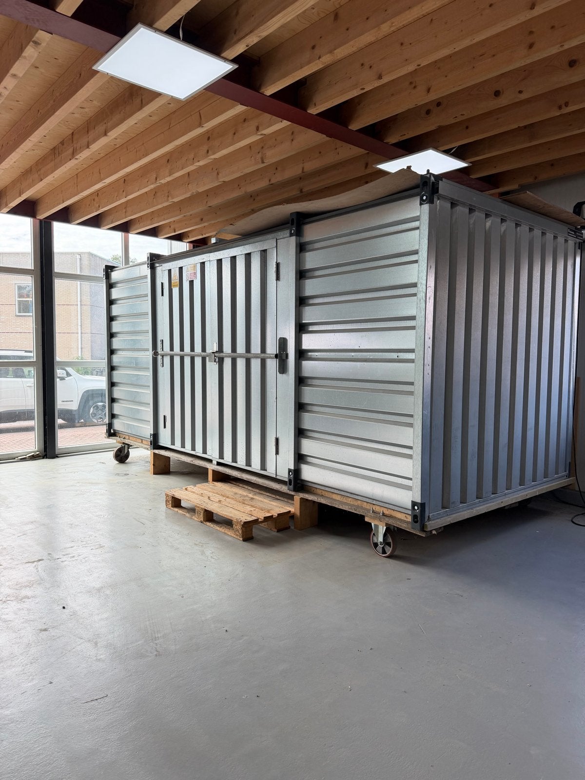 Batterijopslag / Werkplaatscontainer 5x2m met vandalismebar, Ophalen