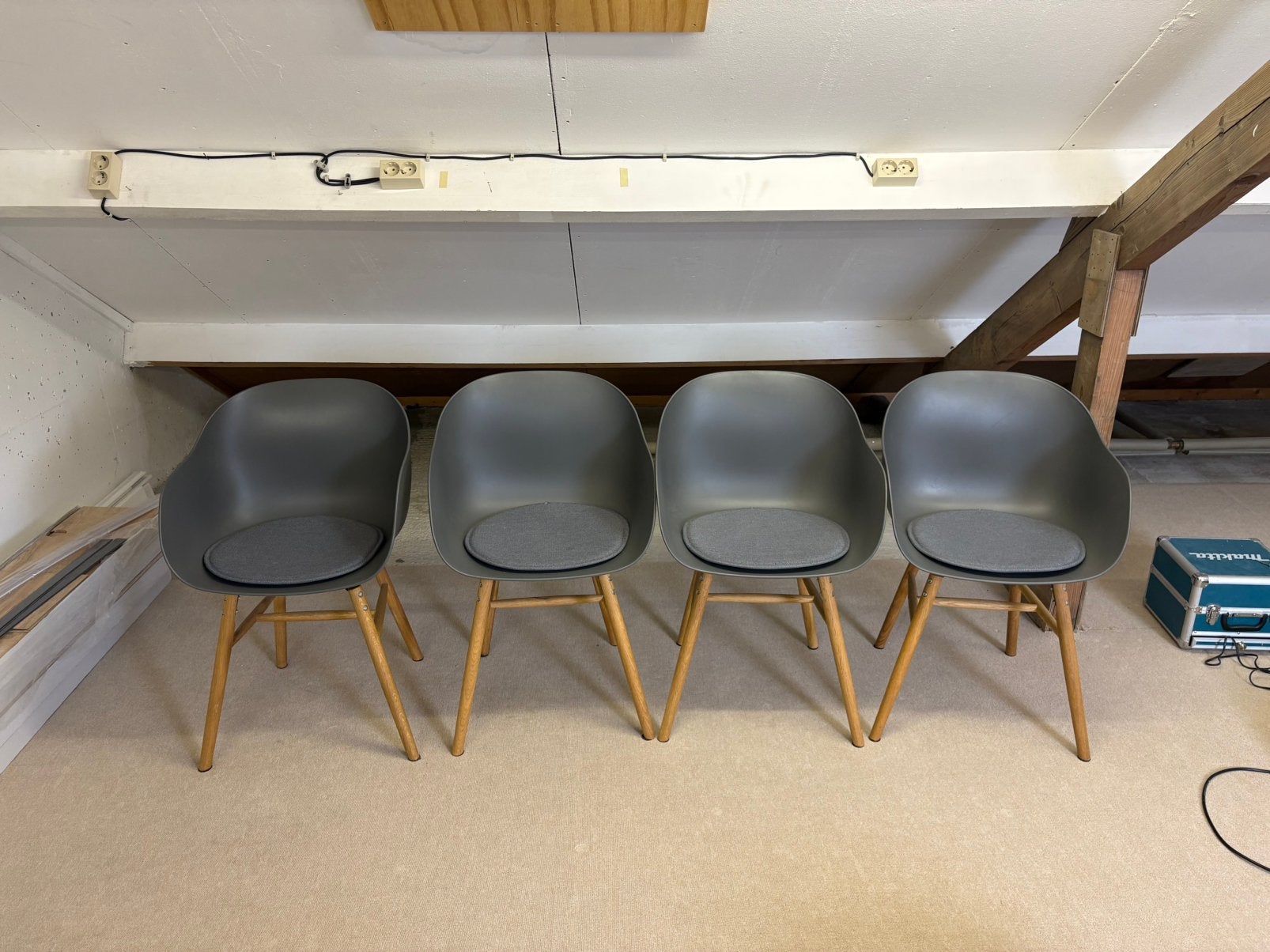 4 grijze (eetkamer) stoelen met kussentjes, Huis en Inrichting, Zo goed als nieuw, Vier, Grijs, Ophalen