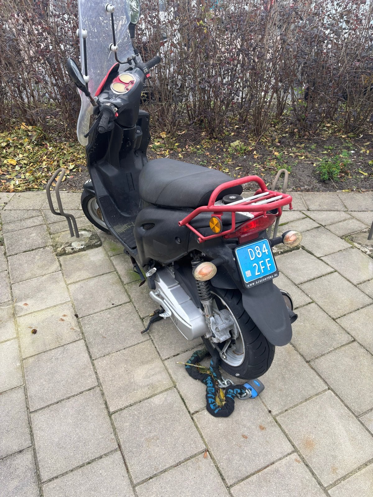 Zwarte scooter met windscherm en bagagedrager, Ophalen, Gebruikt, Benzine, Overige merken