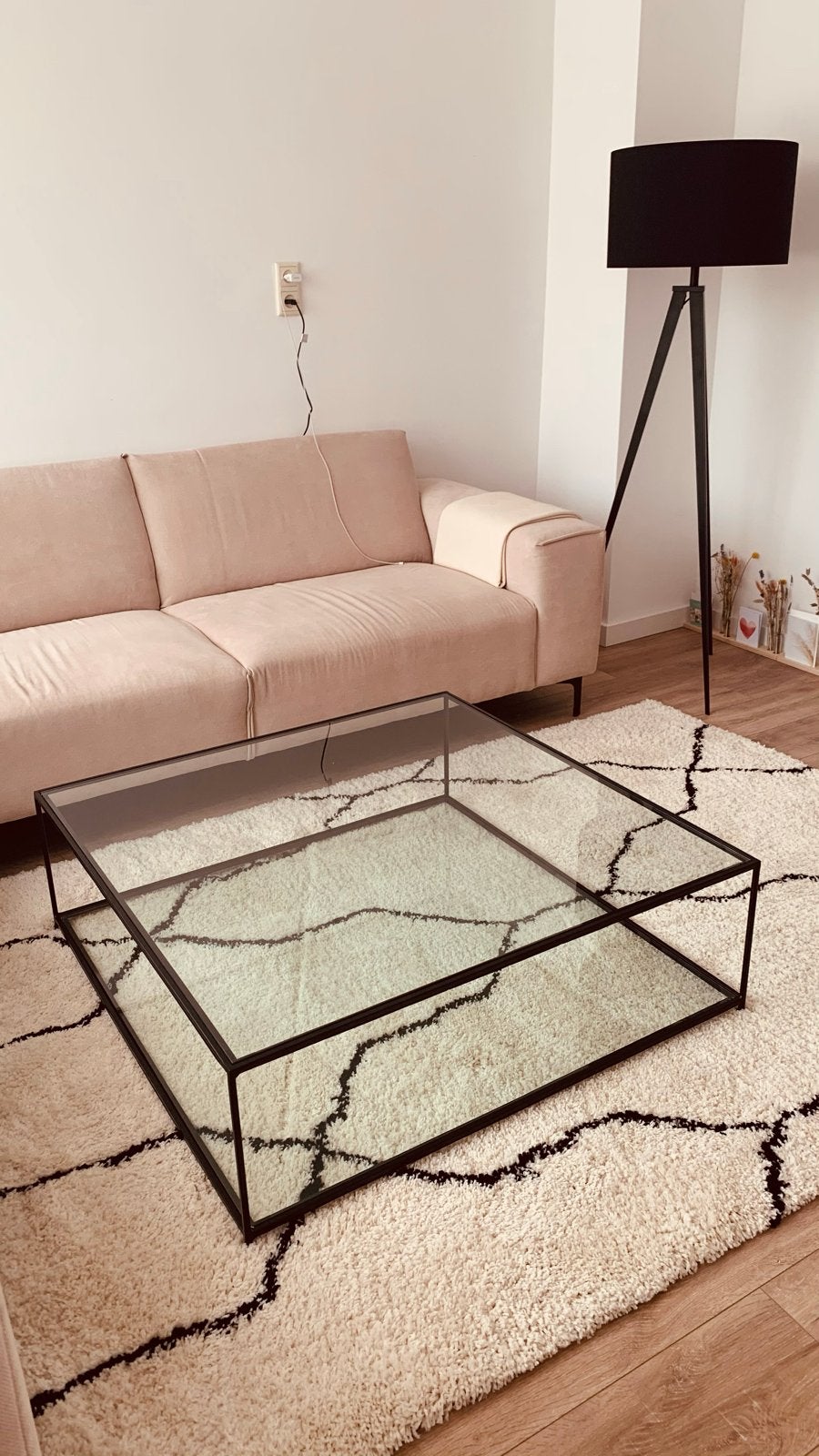 Moderne salontafel met glazen blad en metalen frame, Ophalen, 50 tot 100 cm, Vierkant, 50 tot 100 cm
