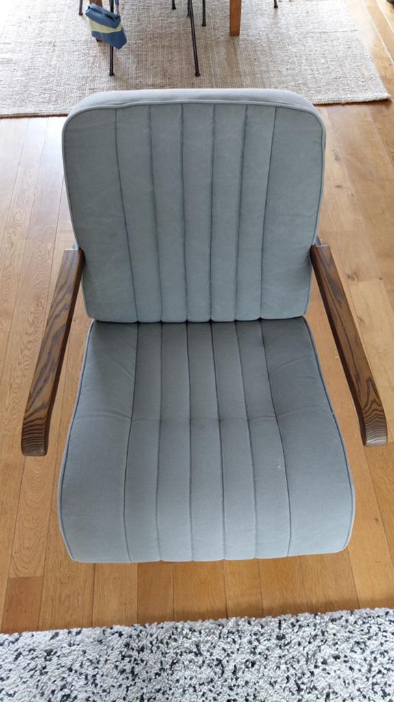 Comfortabele, moderne fauteuil met houten armleuningen, Huis en Inrichting, Fauteuils, Ophalen, Modern, Comfortabel, Gebruikt