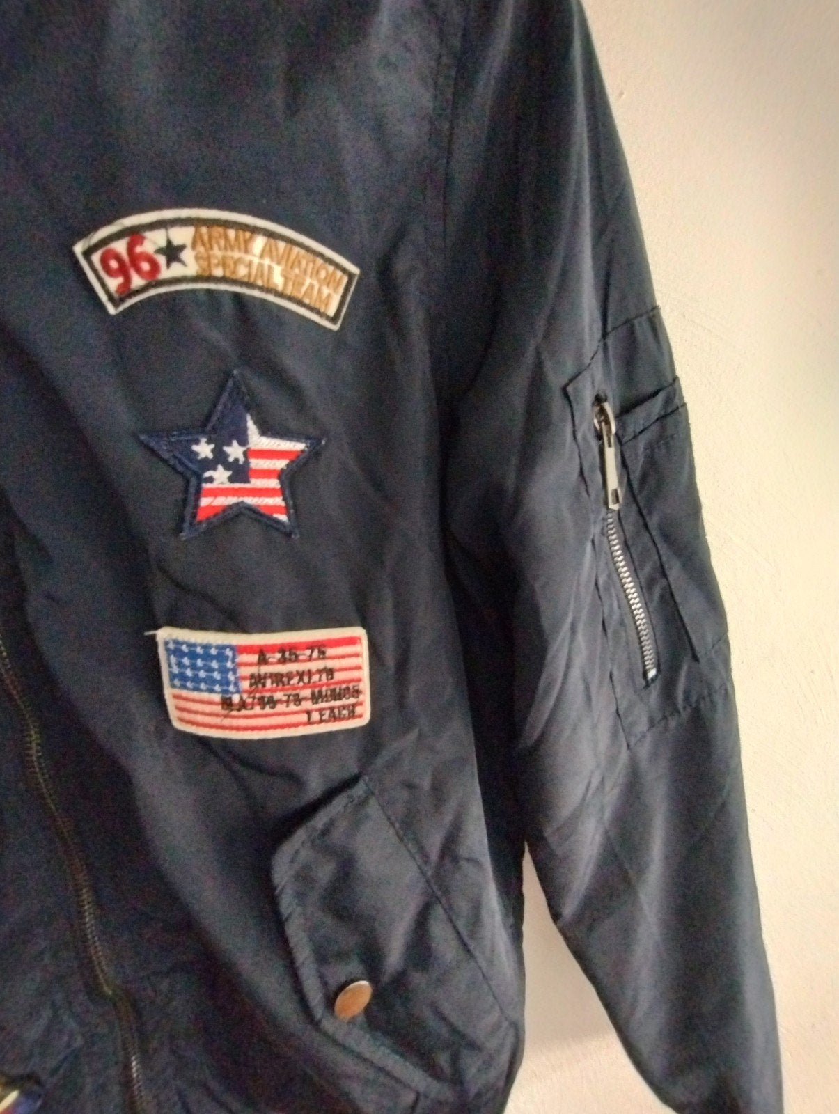 Donkerblauwe bomberjack met patches - LILY FASHION, Maat 38/40 (M), LILY FASHION, Blauw, Ophalen of Verzenden