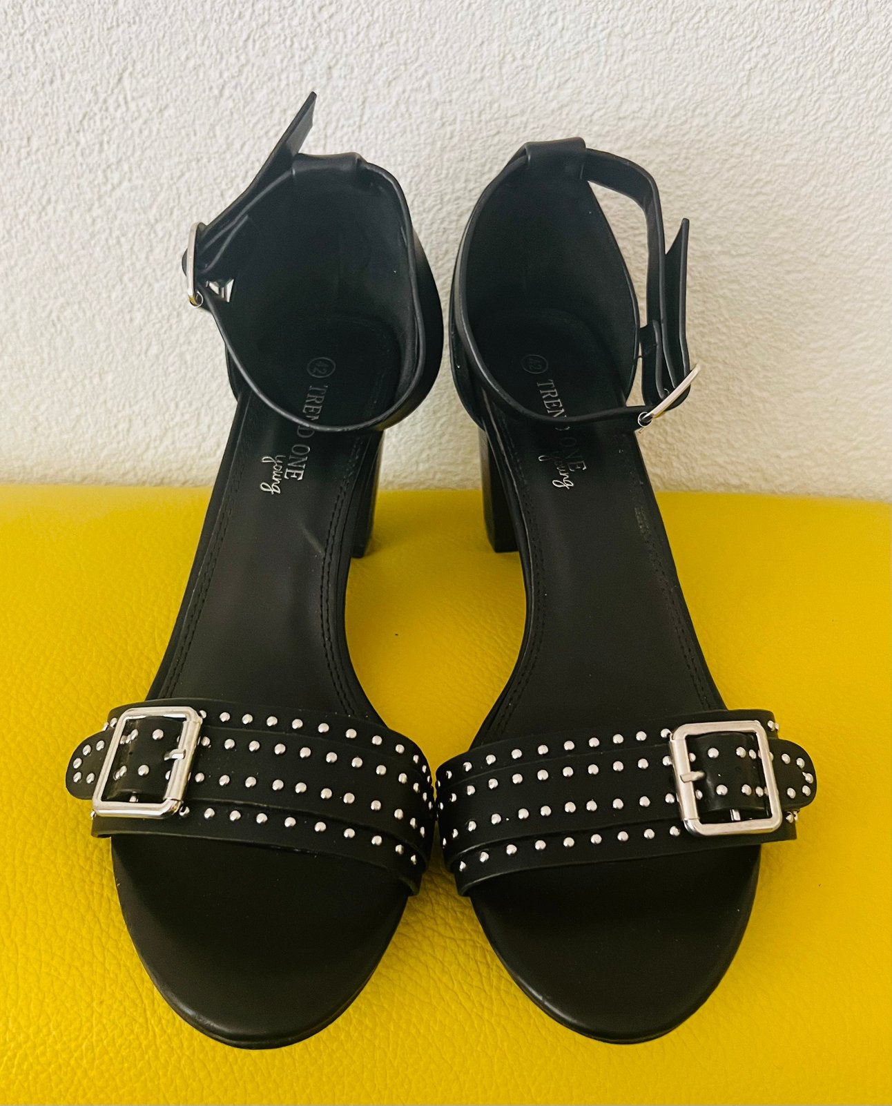 Zwarte hakken met stoere studs maat 42, Ophalen of Verzenden, Zo goed als nieuw, Zwart