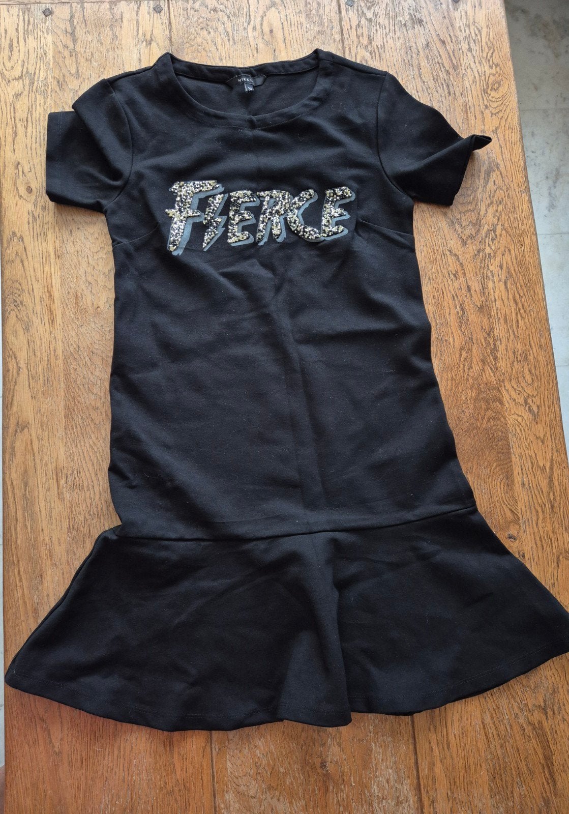 Nikkie Jurk Zwart met 'Fierce' Opdruk - Maat 34 (XS), Kleding | Dames, Zwart, Ophalen of Verzenden, Zo goed als nieuw, Nikkie