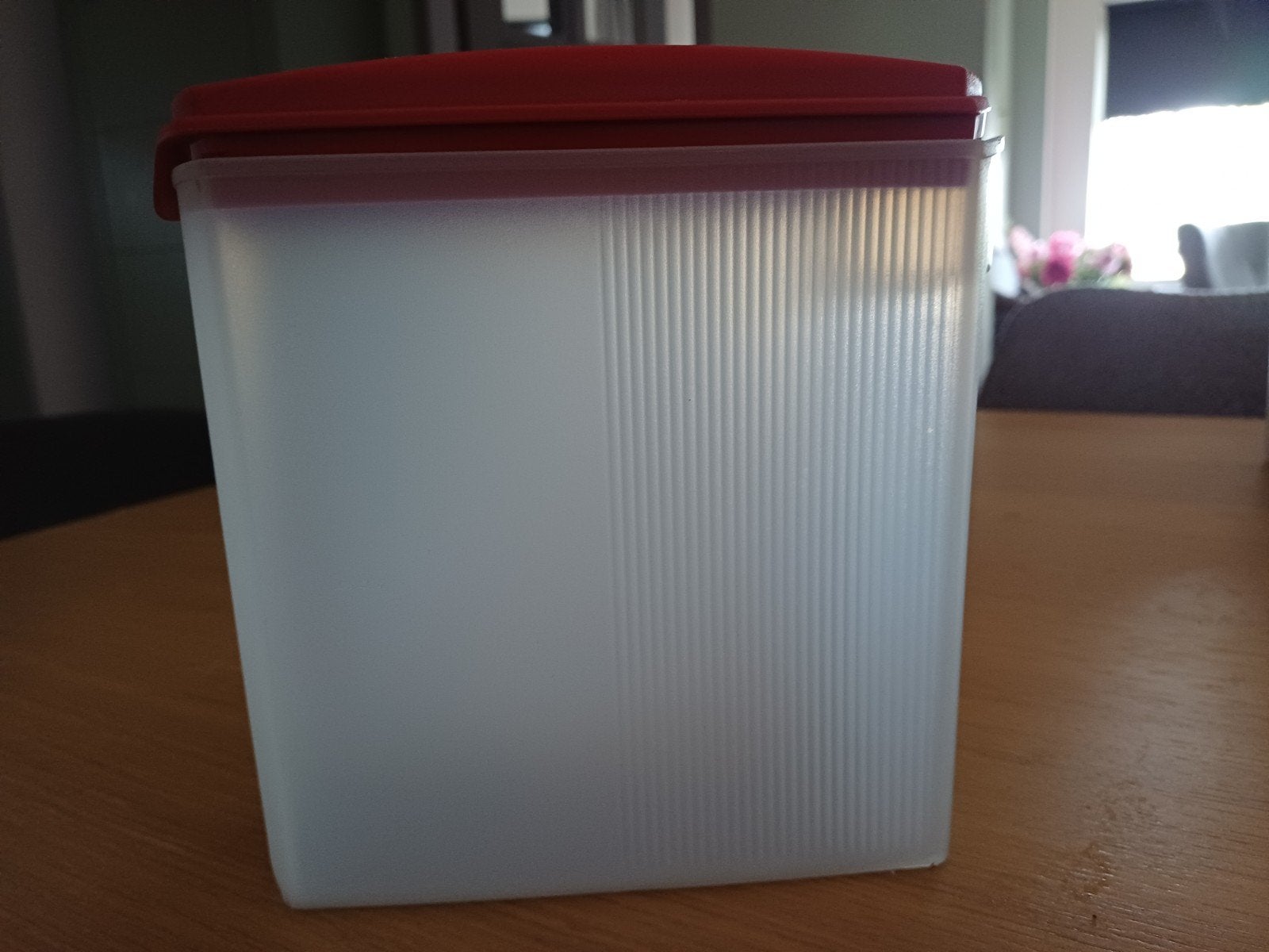 Tupperware Bewaardoos met rood deksel - 1,6 lter zgan 1.9L, Ophalen, Bewaardoos, Zo goed als nieuw, Met deksel
