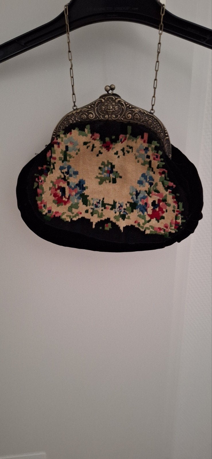 Antiek beugel handtasje aan ketting met bewerkte beugel, Antiek en Kunst, Antiek | Kleding en Accessoires, Ophalen