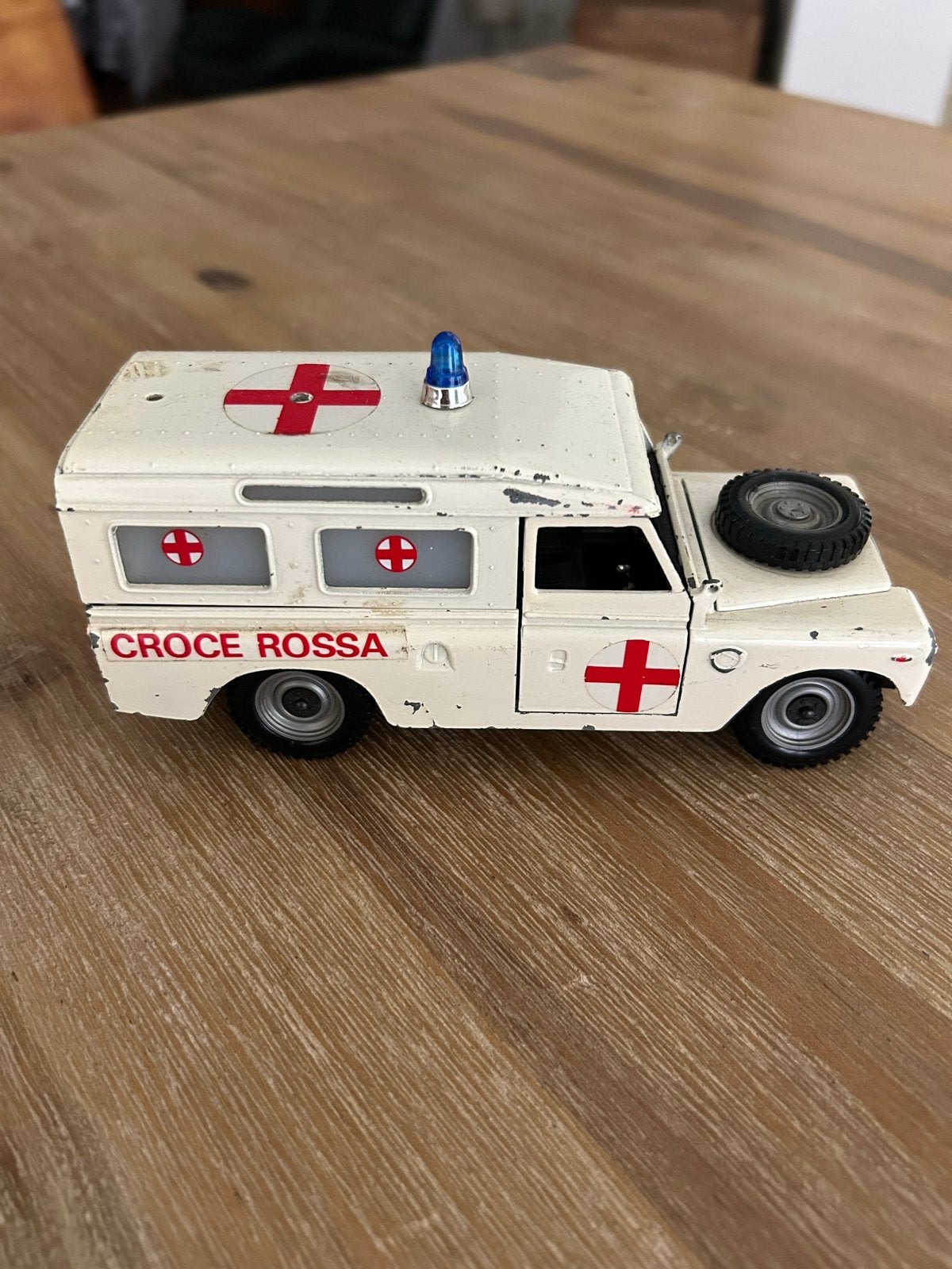 Vintage Land Rover Ambulance Speelgoedauto - Croce Rossa, Ophalen of Verzenden, Gebruikt