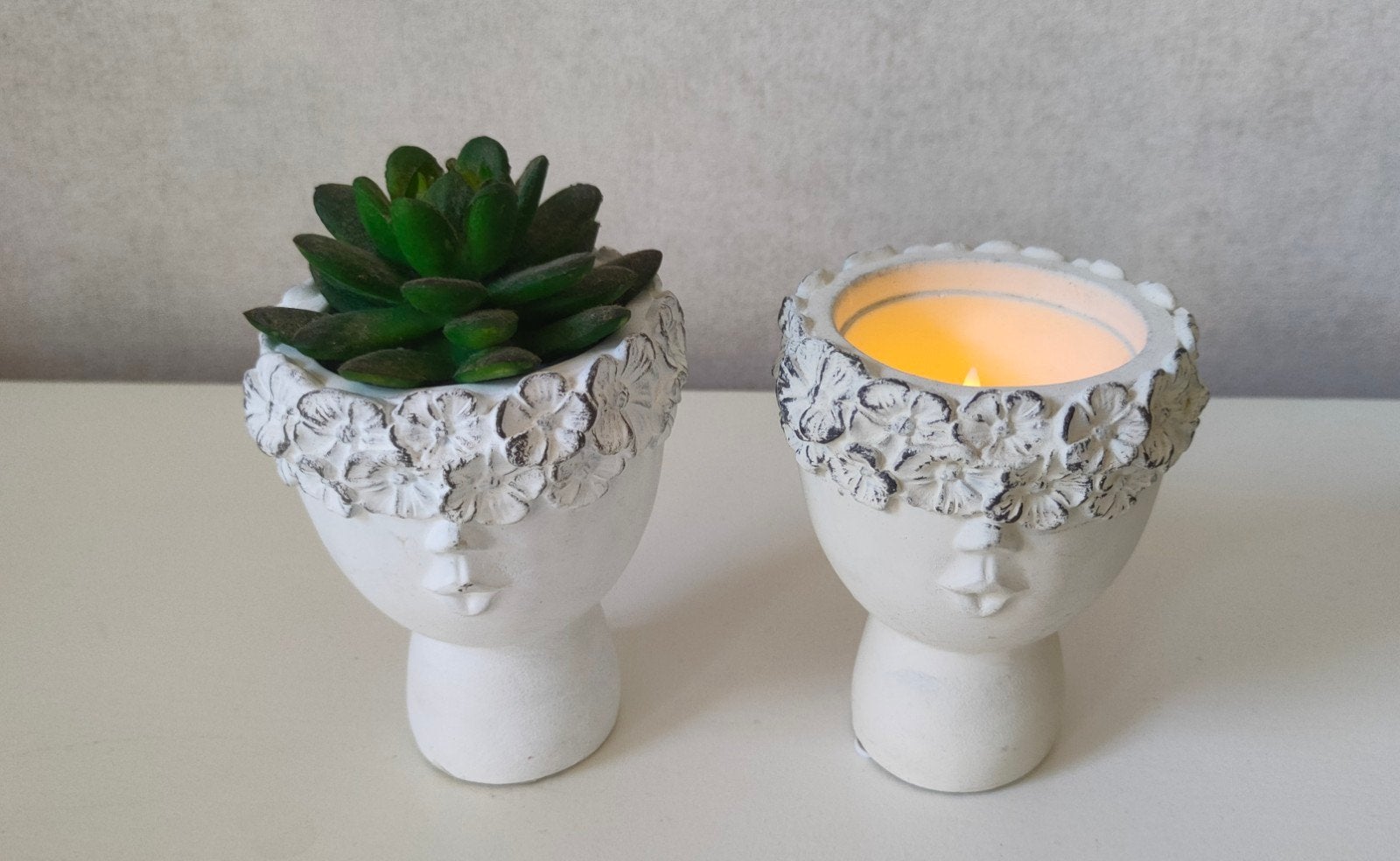 2 Stenen bloempotjes met gezicht en bloemenkrans, 11 cm hoog, Tuin en Terras, Bloempotten, Rond, Ophalen of Verzenden, Zo goed als nieuw