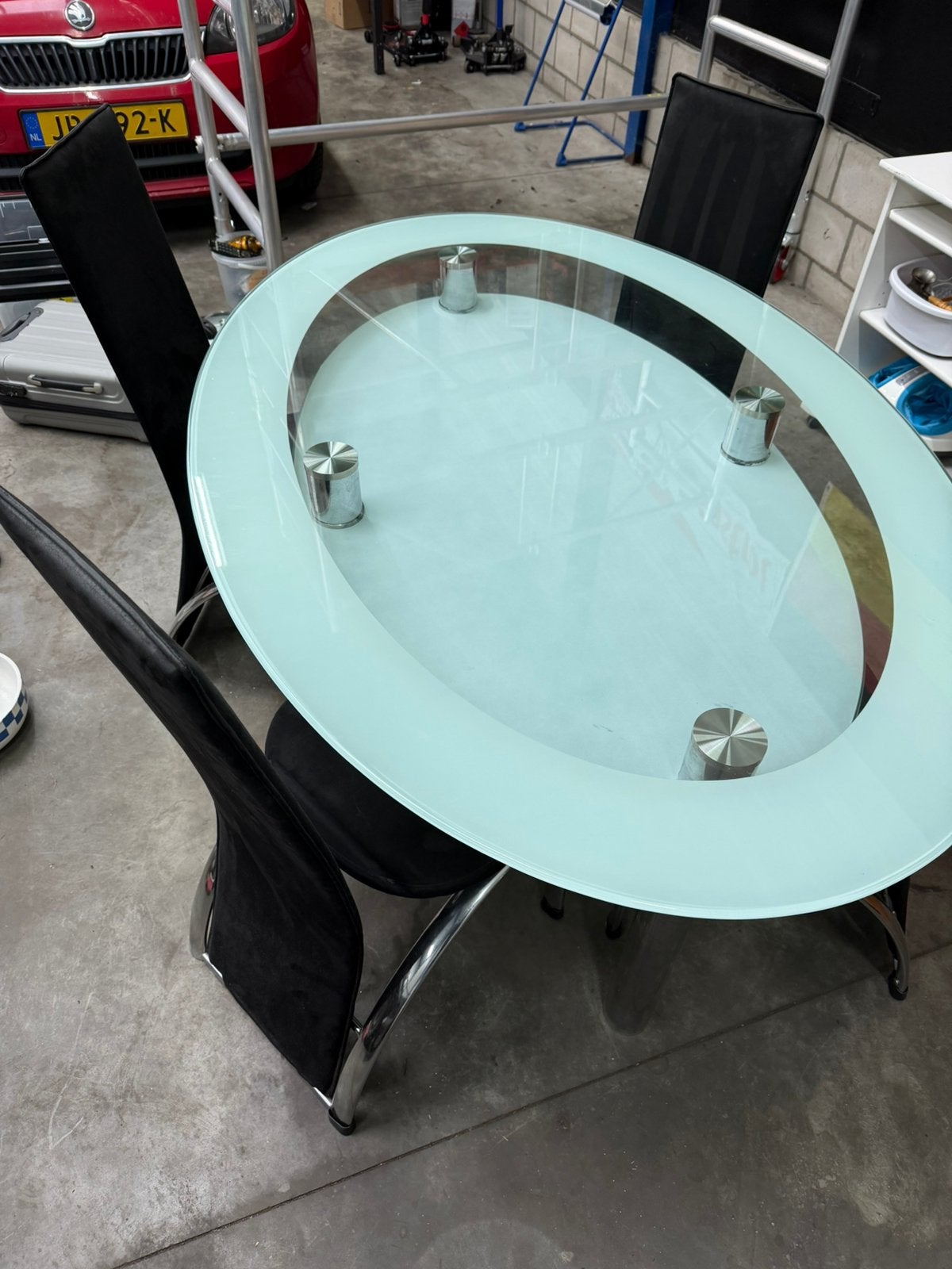 MODERNE OVALE GLAZEN EETTAFEL MET 4 STOELEN COMPLEET, Huis en Inrichting, Ophalen, 100 tot 150 cm, Ovaal, Glas