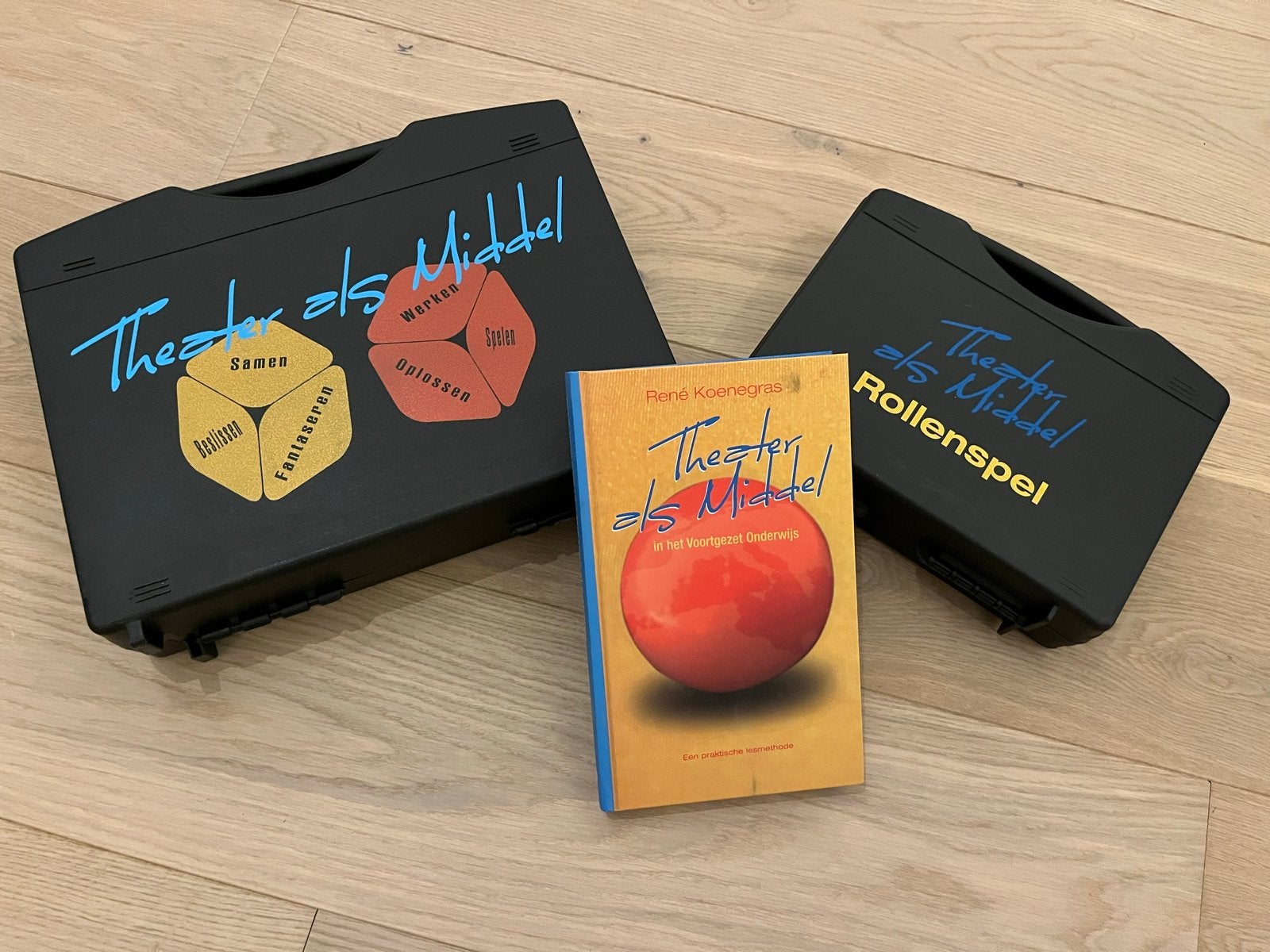 Theater als Middel: Handboek, dobbelstenen & koffers, Ophalen of Verzenden, Zo goed als nieuw