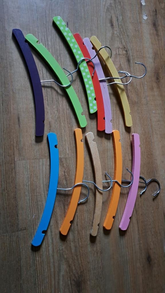 11 Houten Kleerhangers voor Babykleding - Diverse Kleuren, Kinderen en Baby's, Ophalen of Verzenden, Gebruikt