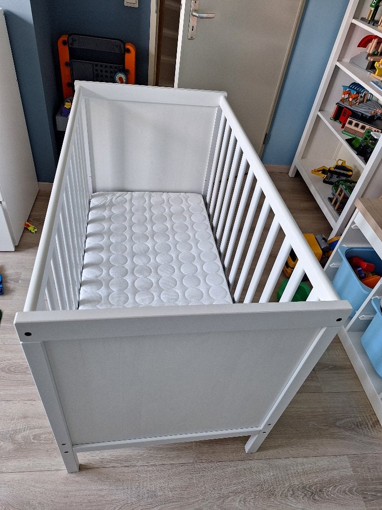 IKEA SUNDVIK Babybedje, wit, 60x120 cm inclusief matras, Ophalen, Gebruikt, Ledikant