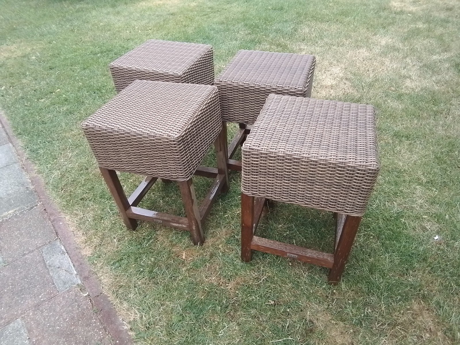Set van 4 rotan krukjes/ bijzettafels, Huis en Inrichting, Krukjes, Ophalen, Gebruikt, Hout