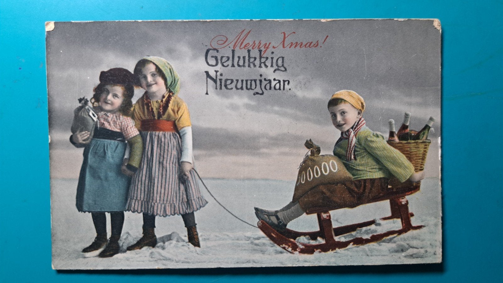 Gelukkig Nieuwjaar,  kinderen met slee in sneeuw 1945, Ophalen of Verzenden, 1940 tot 1960, Gelopen