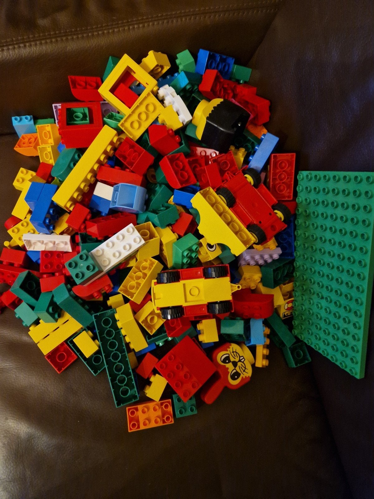 4 kg Duplo: Diverse kleuren, vormen, auto's en grondplaat