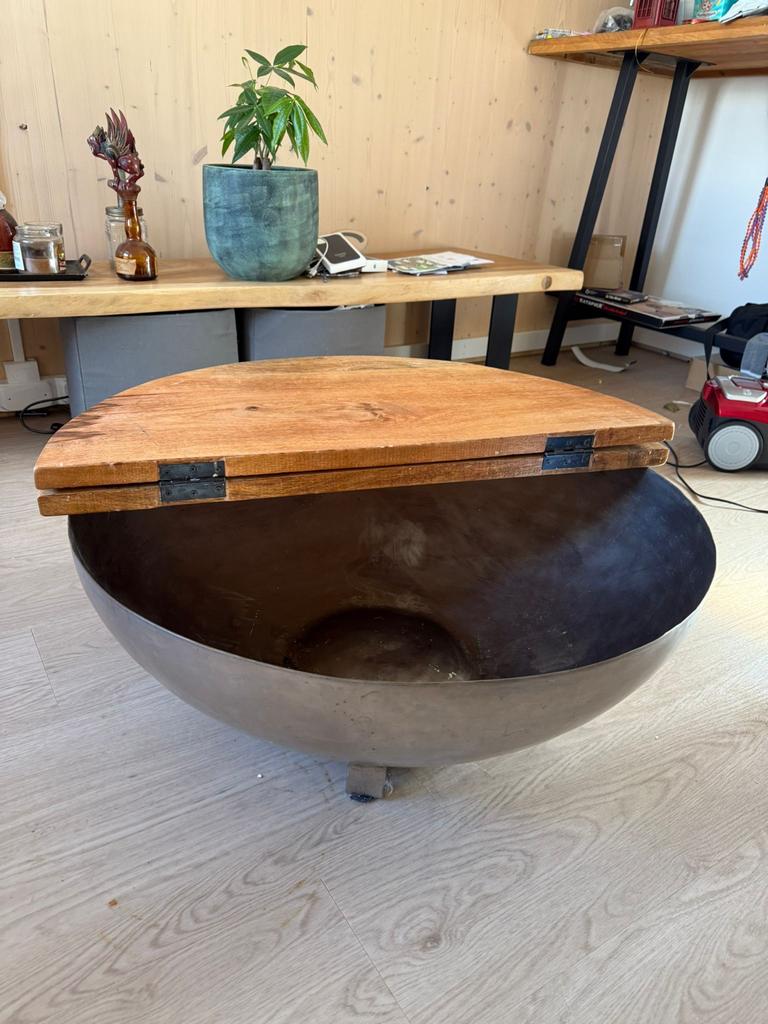 Unieke salontafel met houten blad en metalen onderstel, Gebruikt, Rond, Minder dan 50 cm, Overige houtsoorten