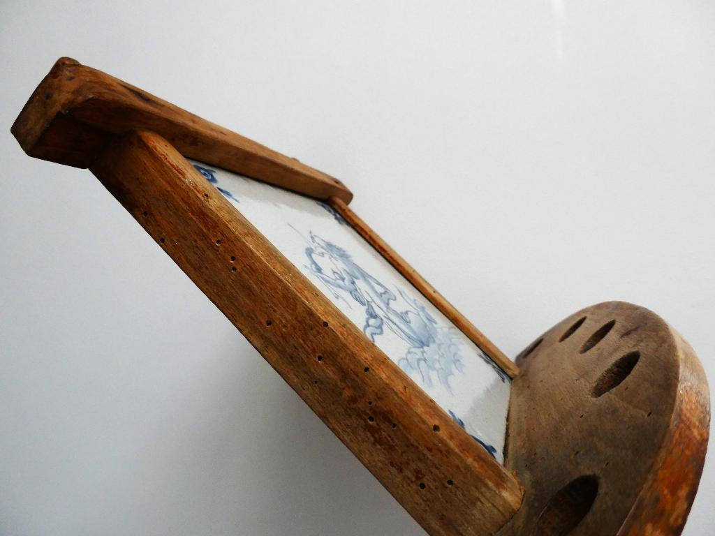 Antiek houten pijpenrek met Delftsblauwe tegel zeemeerman, Antiek en Kunst, Ophalen of Verzenden