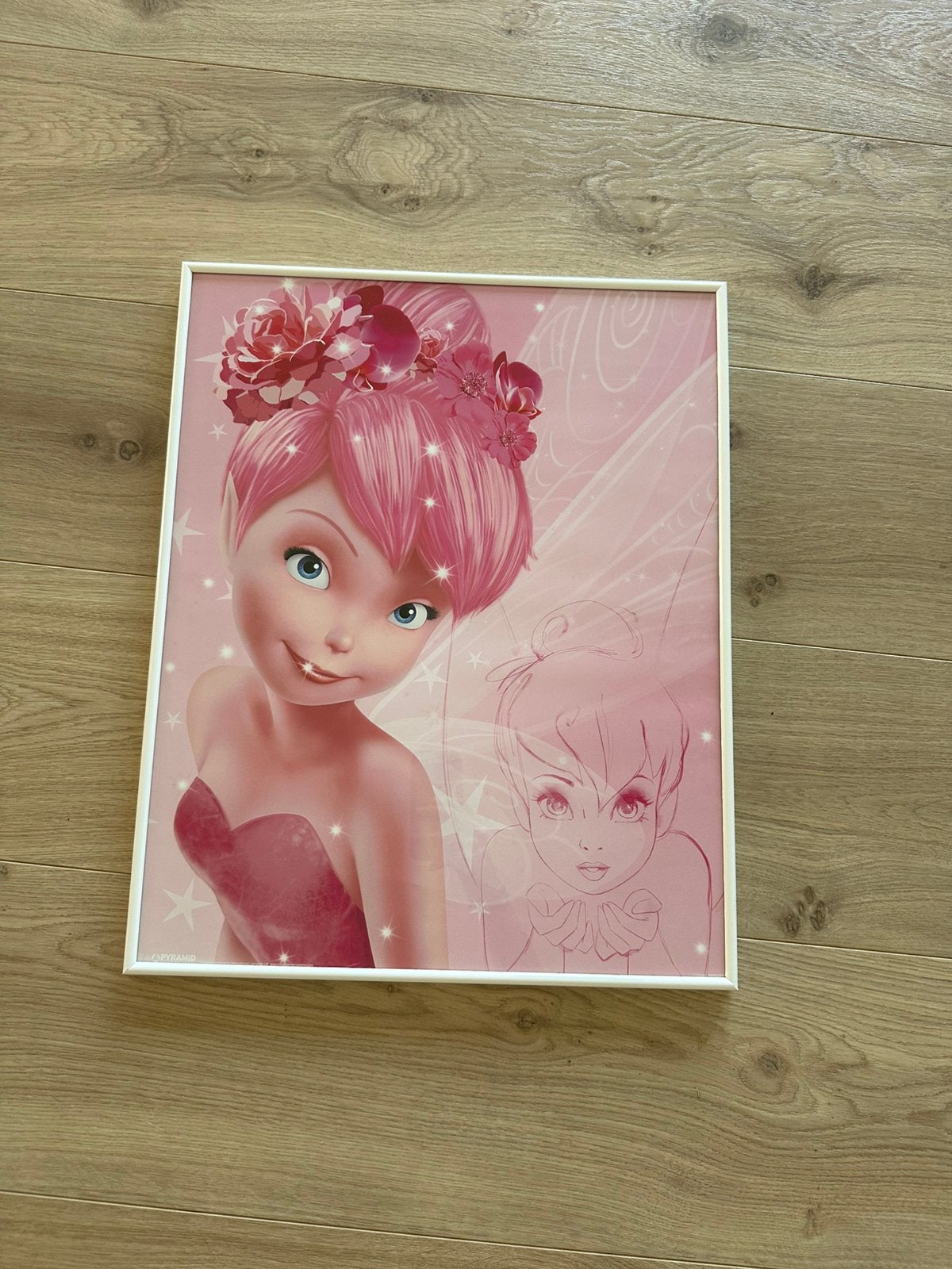 Roze Tinkerbell poster met witte lijst, Ophalen, Minder dan 50 cm, Zo goed als nieuw, Foto of Poster