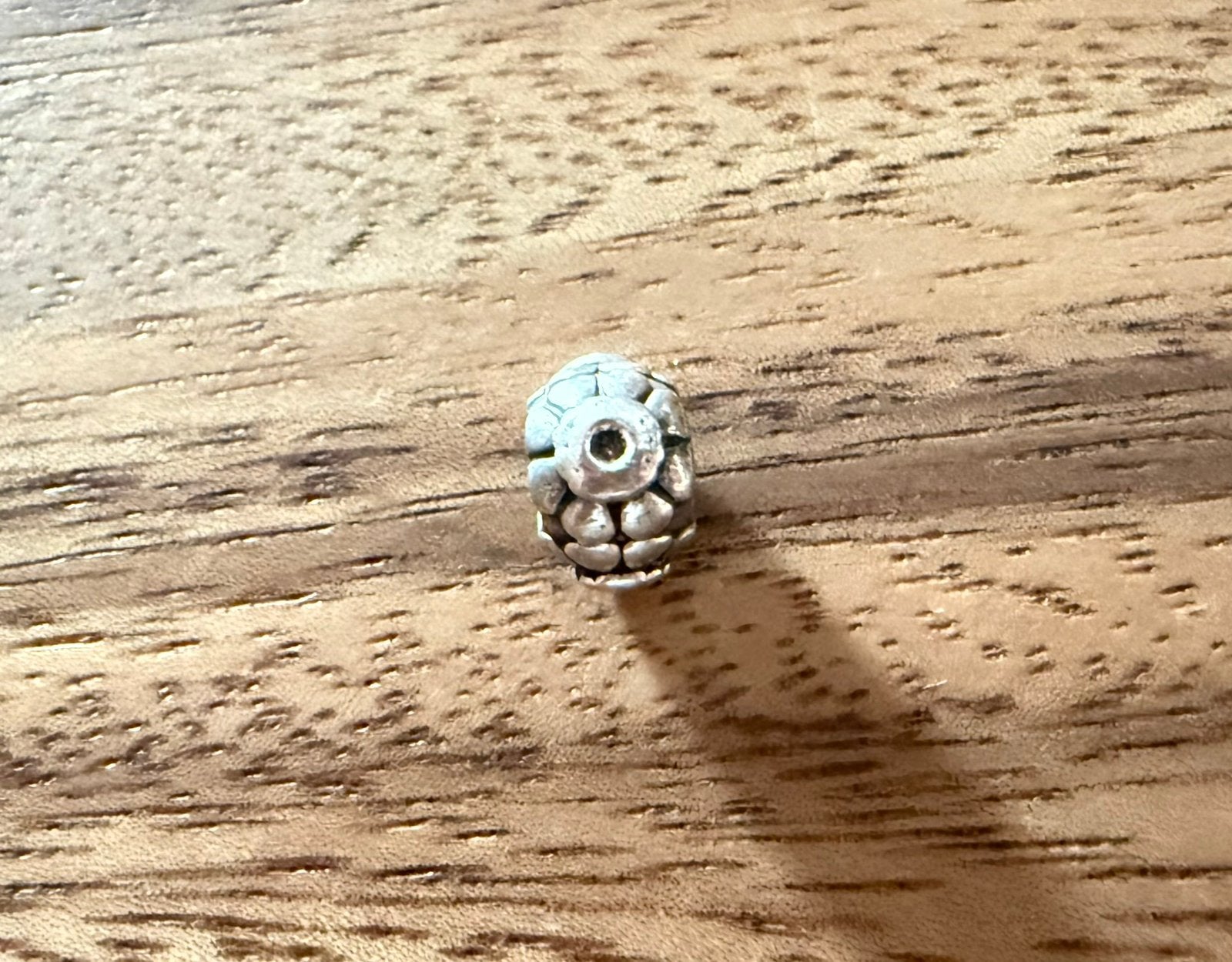 Pandora zilvere bedel / charm van bloemetjes., Pandora, Ophalen of Verzenden, Zo goed als nieuw, 1 bedel