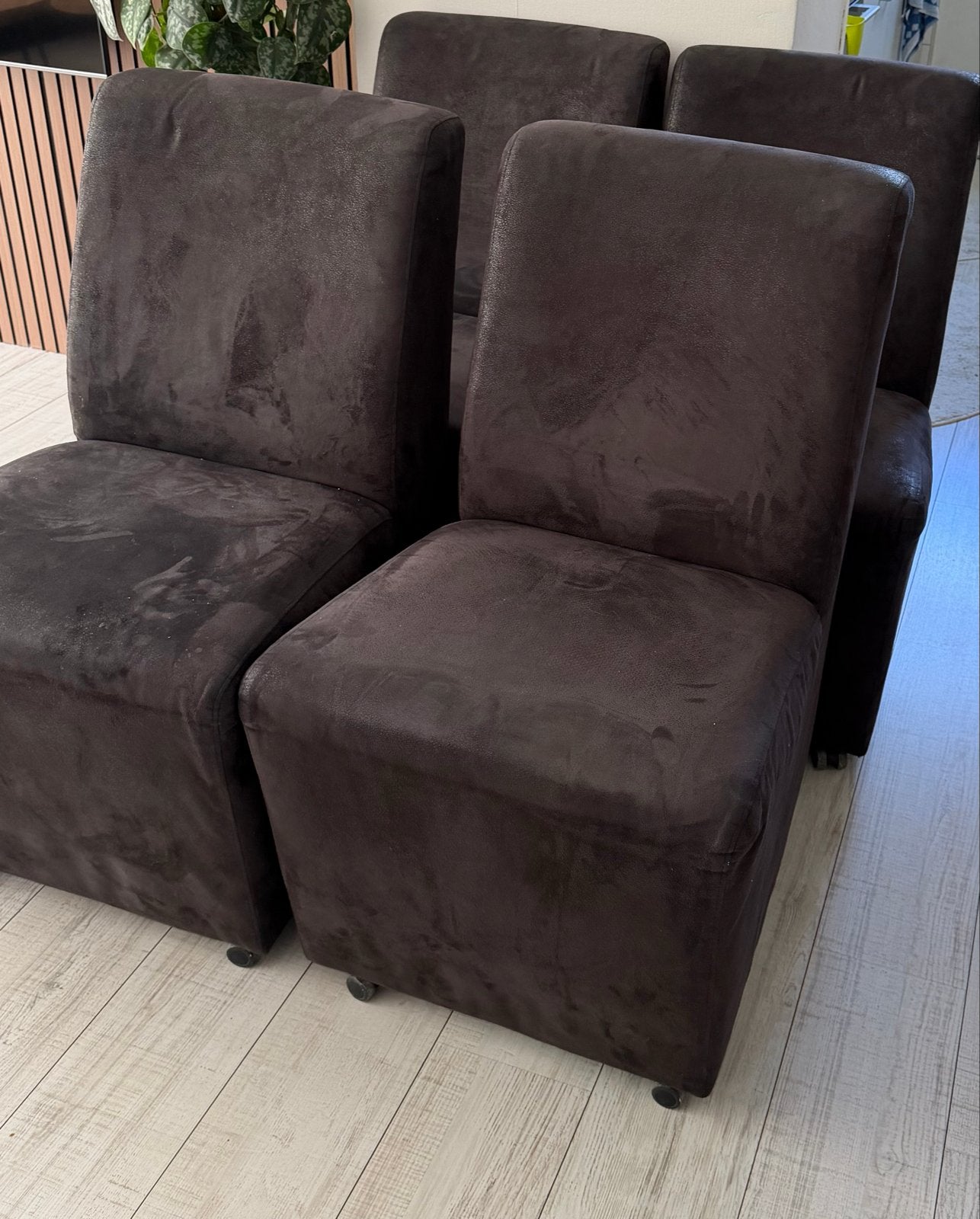Set van 4 bruine eetkamerstoelen met wieltjes, Huis en Inrichting, Stoelen, Ophalen, Gebruikt, Bruin, Stof