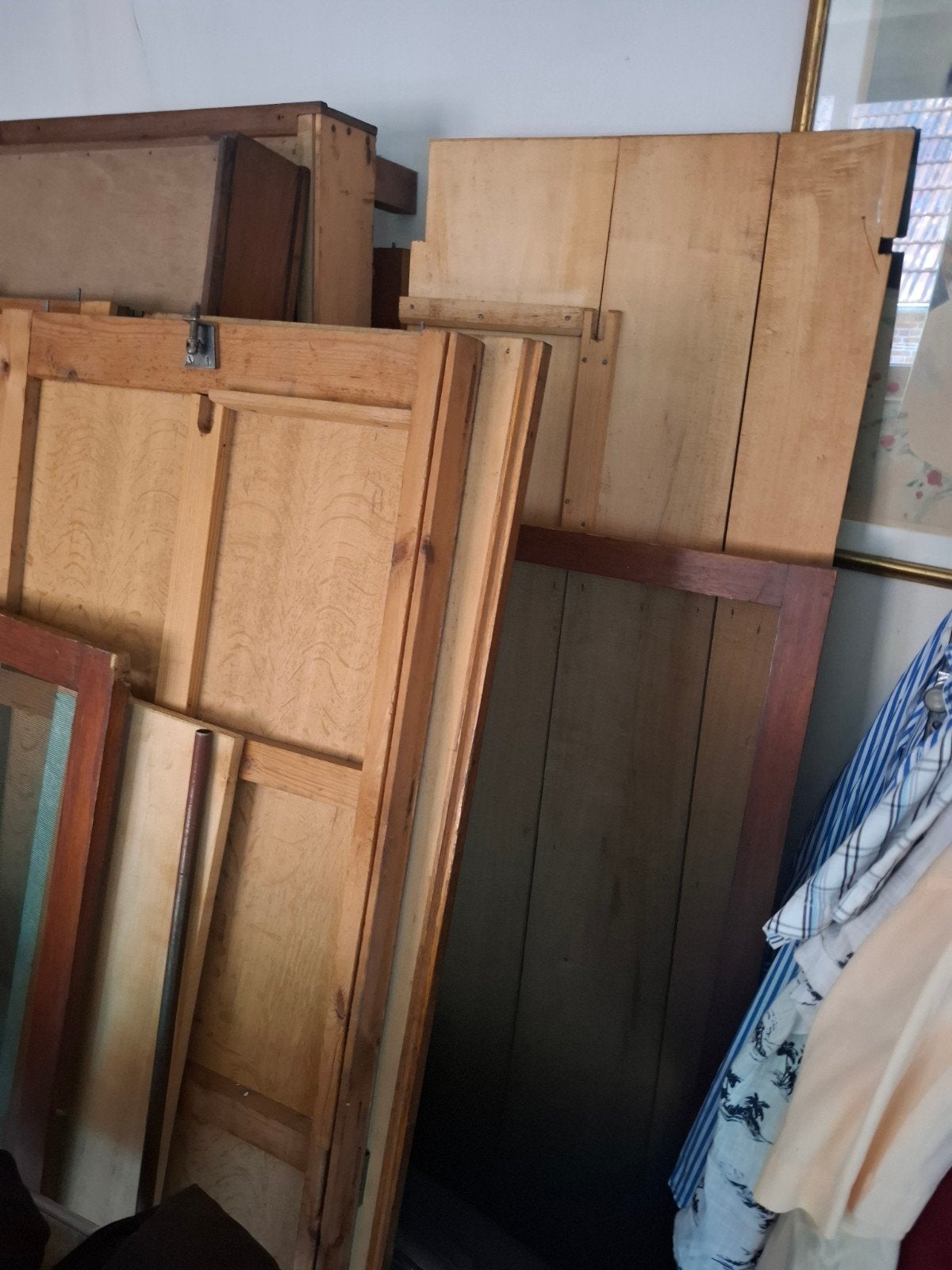 Oude houten kleding kast 3 deurs .legvakken en spiegel, Ophalen of Verzenden