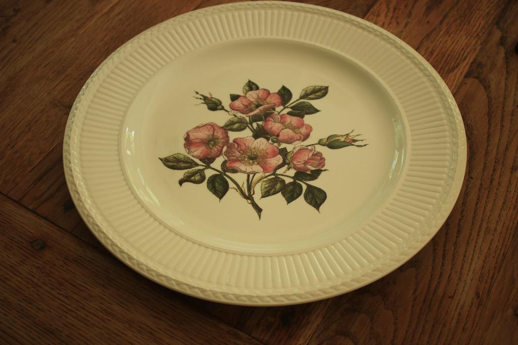 Wedgwood Briar Rose gebakschaal / serveerschaal 32 cm, Ophalen of Verzenden, Zo goed als nieuw, Aardewerk, Overige typen