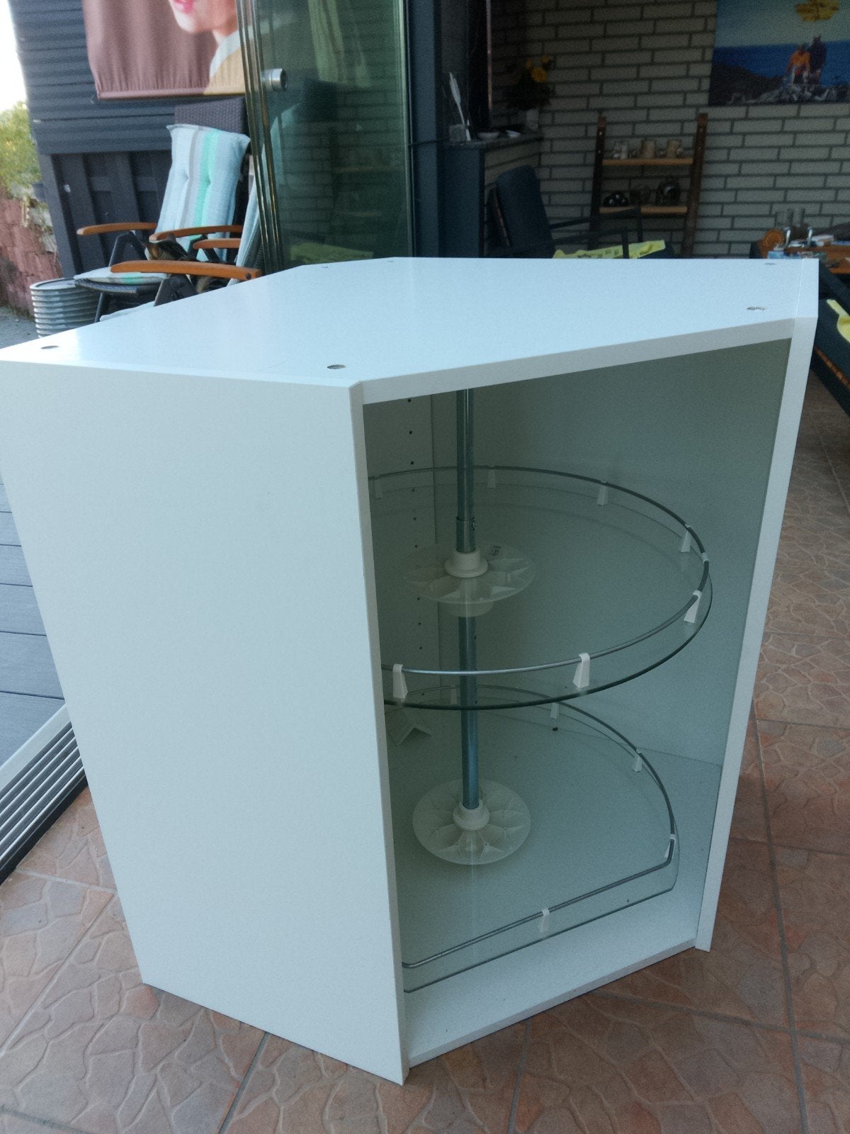 Witte hoekkast met draaiplateaus, Ophalen