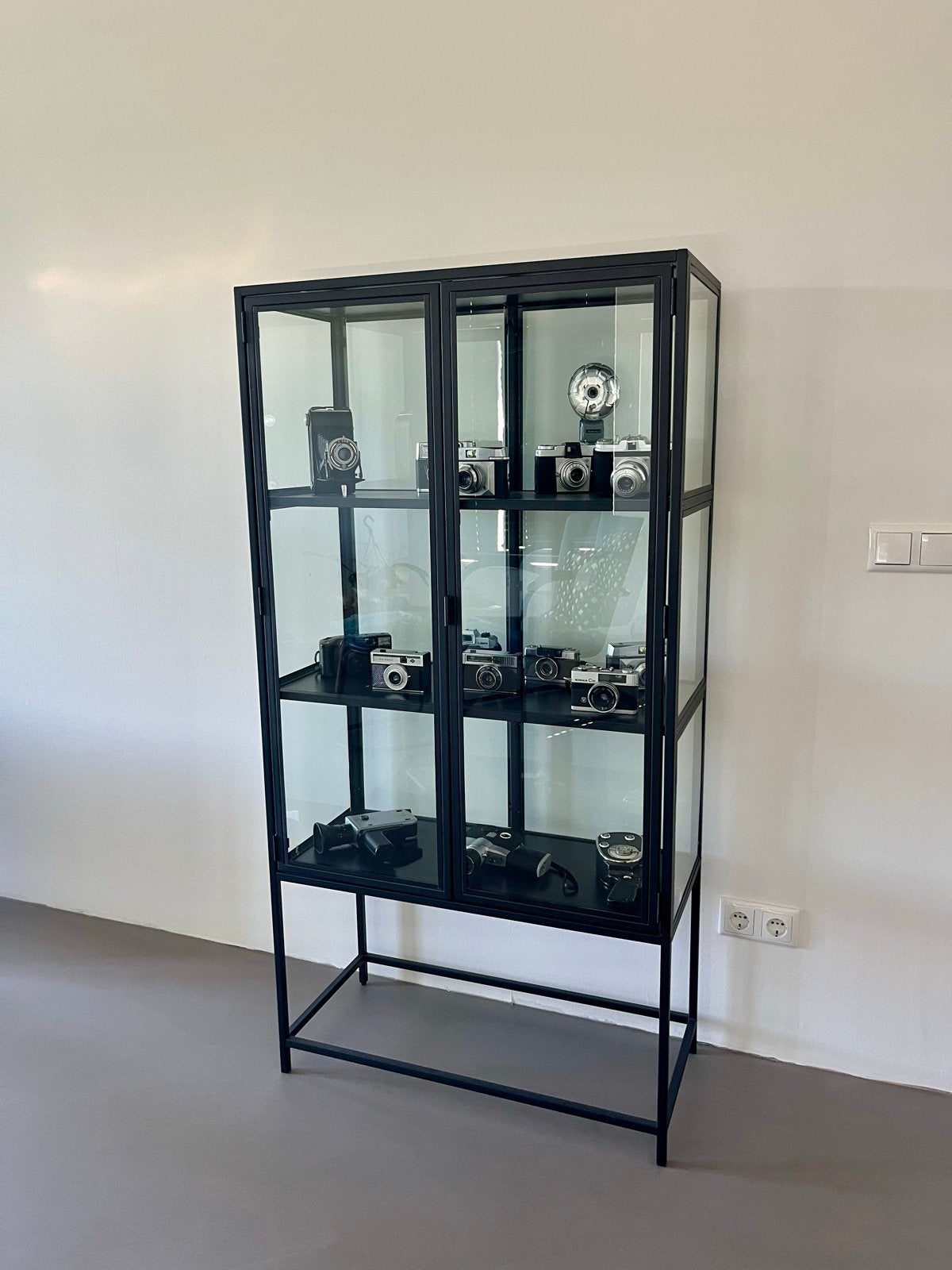 Vitrine kast 77 breed 150 hoog 35 diep. Nw prijs €329,-, Ophalen, Zo goed als nieuw