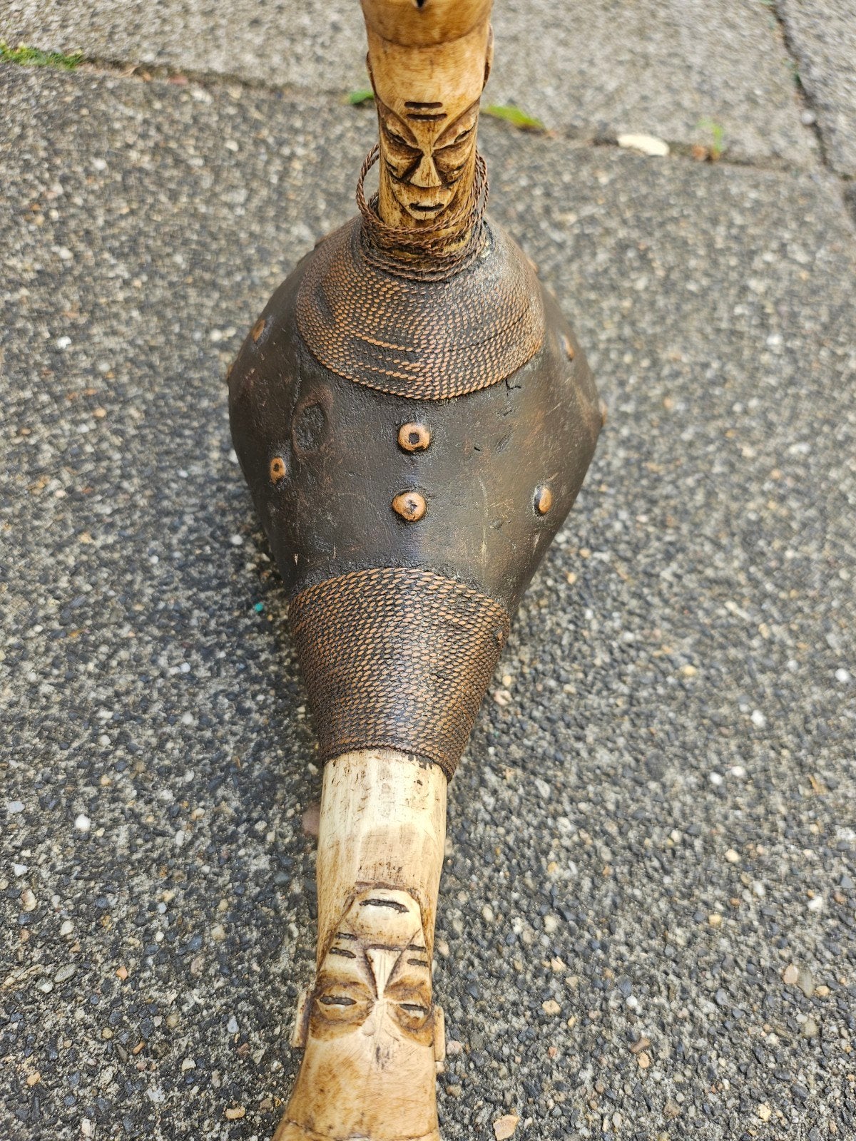Unieke Afrikaanse zulu pijp met houtsnijwerk en decoratie, Bruin, Afrika, Ophalen of Verzenden, Handgemaakt