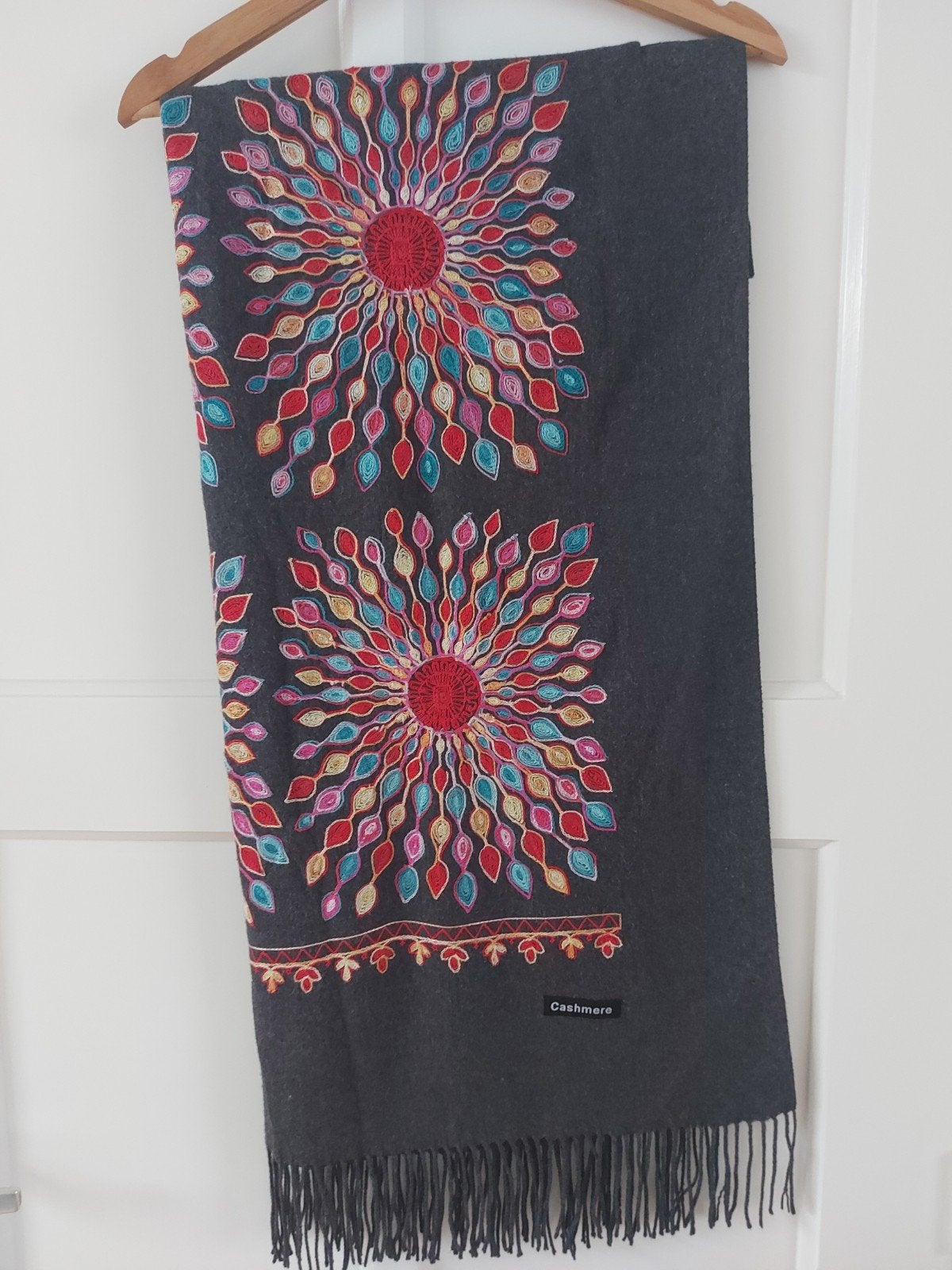 Cashmere sjaal, Mandala achtig motief geborduurd, Ophalen of Verzenden, Nieuw, Maat 46/48 (XL) of groter, Sjaal