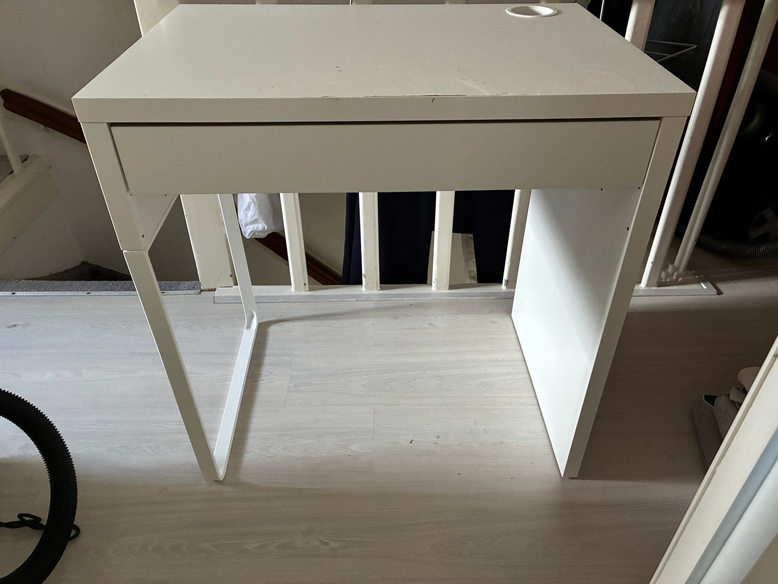 Compact wit bureau met lade en kabelopening (73x50 cm), Ophalen, Met lades, Gebruikt, Wit