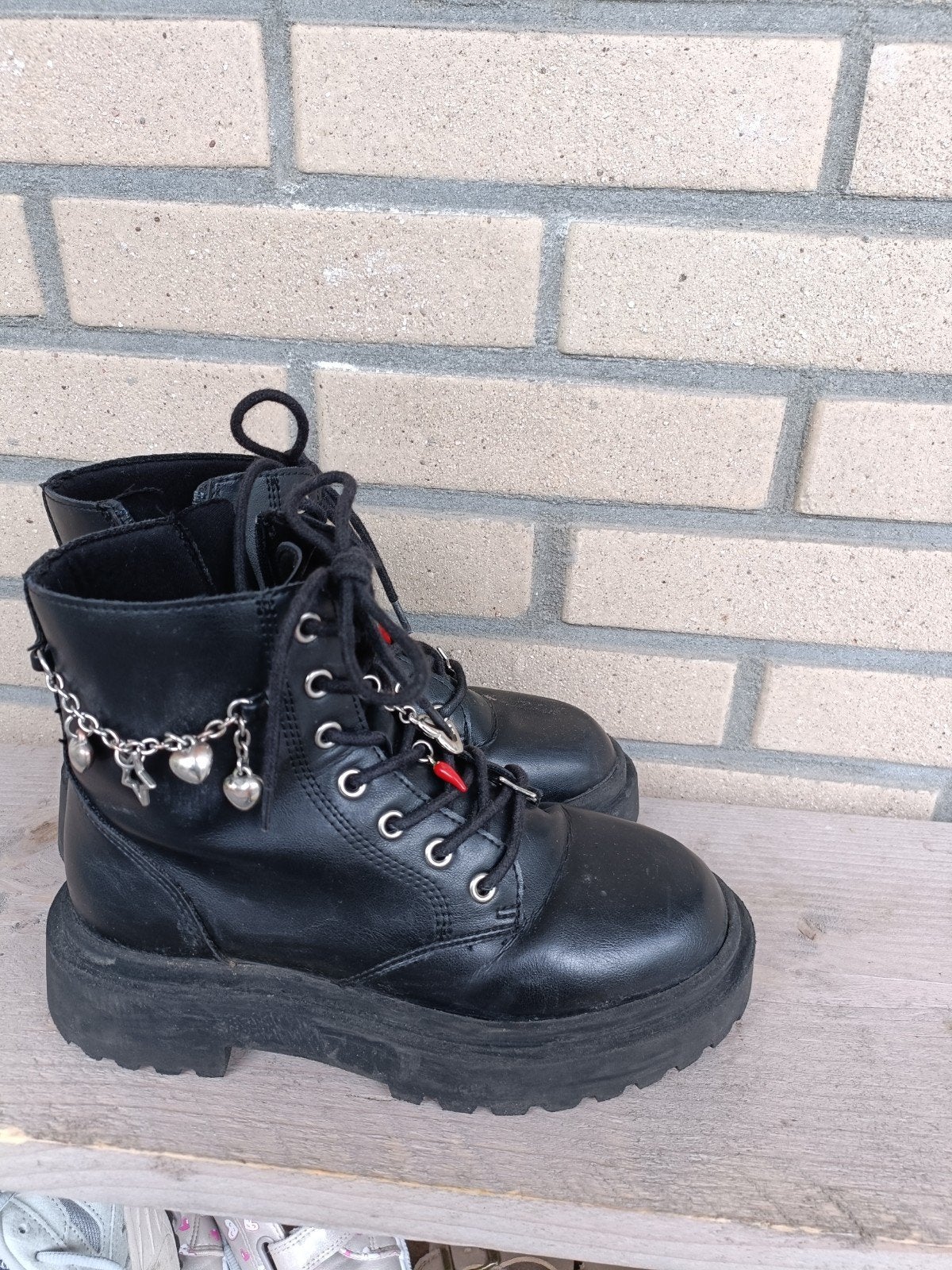 Zwarte kinderlaarzen met ketting en bedeltjes, Gebruikt, Meisje, Ophalen of Verzenden, Laarzen