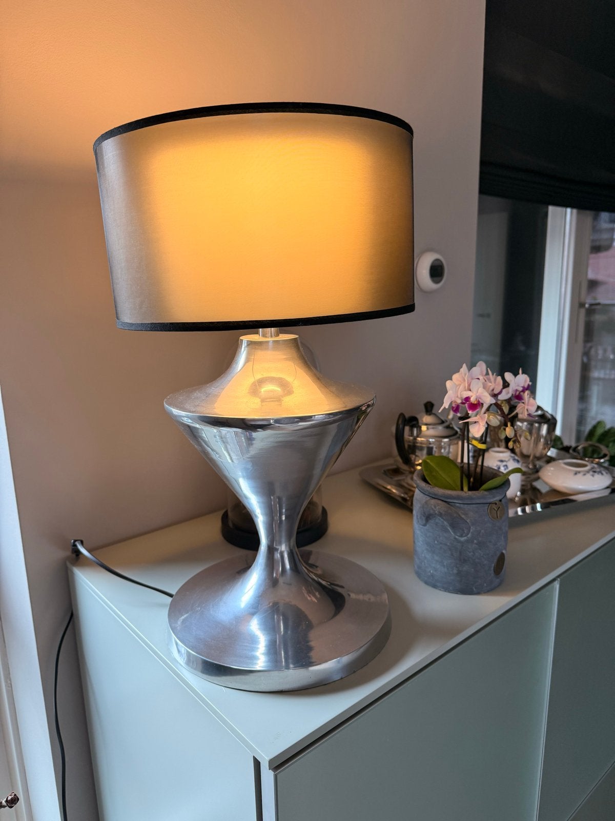 Moderne Zilverkleurige Tafellamp met dubbele organza kap, Ophalen, Gebruikt, E27 (groot), Met kap