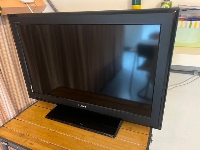 Sony kleuren tv 80 cm - Weinig gebruikt op standaard, Gebruikt, LCD, Sony, 80 tot 100 cm