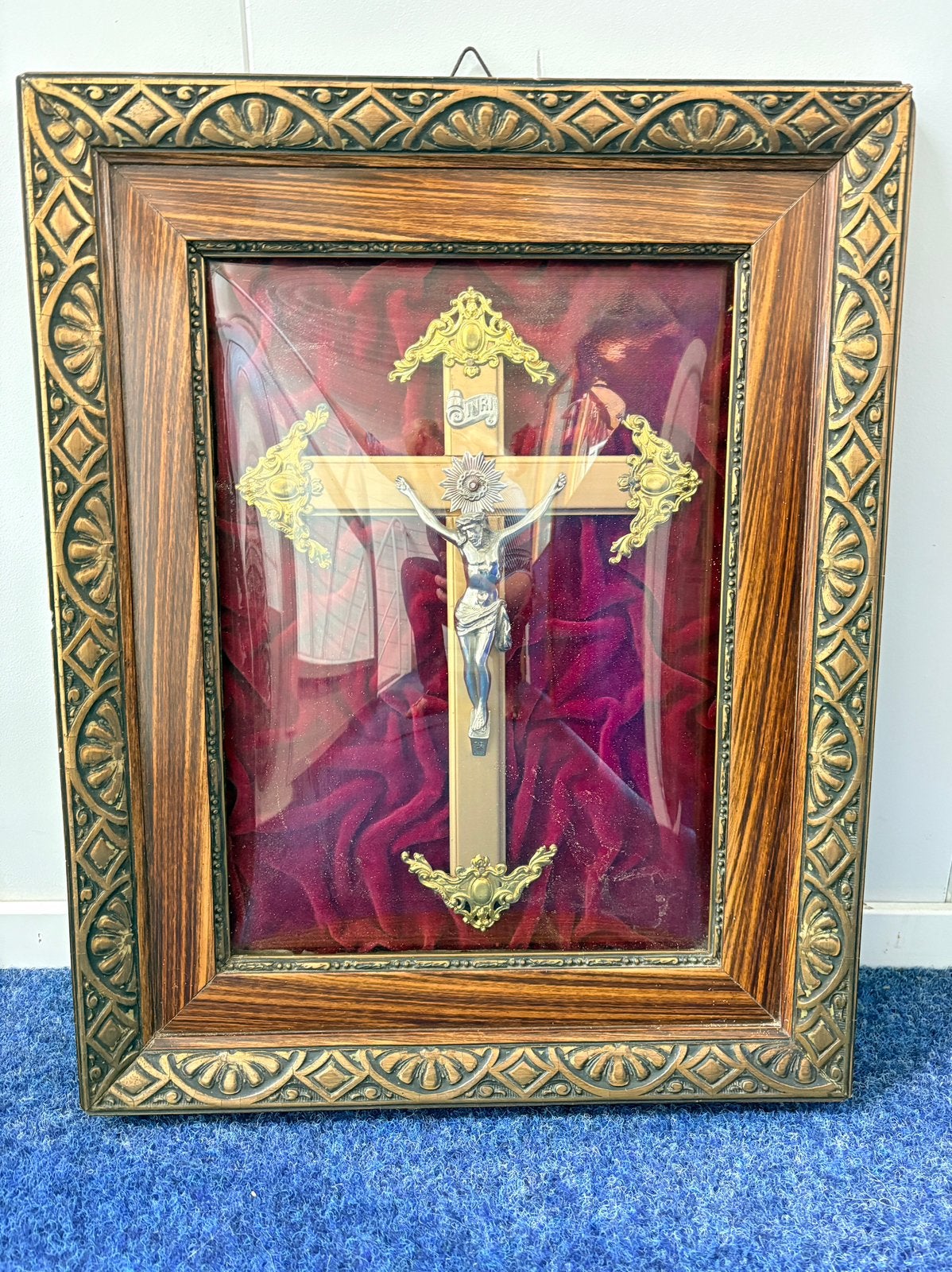 Ingekaderd kruisbeeld onder bol/gebombeerd glas 40x50 cm, Antiek en Kunst, Ophalen of Verzenden