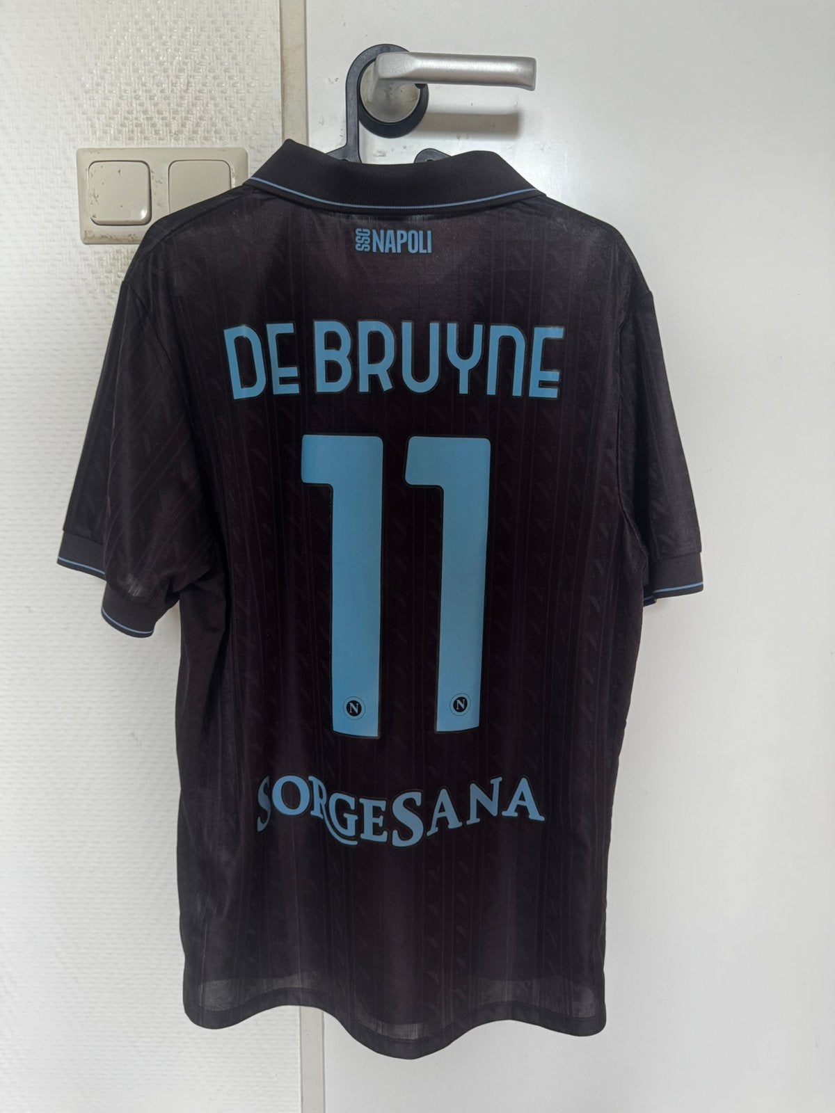 SSC Napoli EA7 Third Shirt 2025/26 #11 De Bruyne – Maat L, Kleding | Heren, Ophalen of Verzenden, Gedragen, Maat 52/54 (L), Zwart