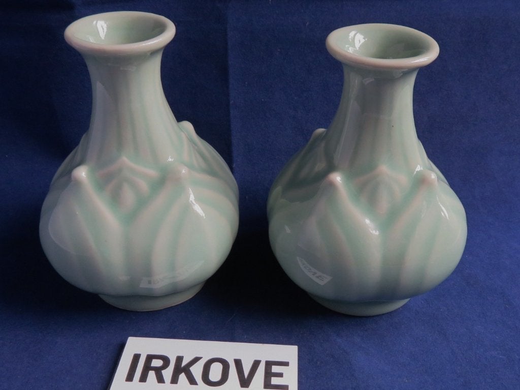 TWEE CHINESE CELADON VAASJES * Porselein *, Verzenden