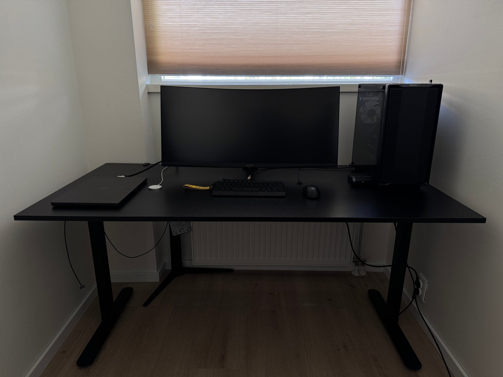 Zwarte gaming/computerbureau - 180x60 - Zo goed als nieuw, Huis en Inrichting, Bureaus, Zo goed als nieuw, Gamingbureau, Overige merken
