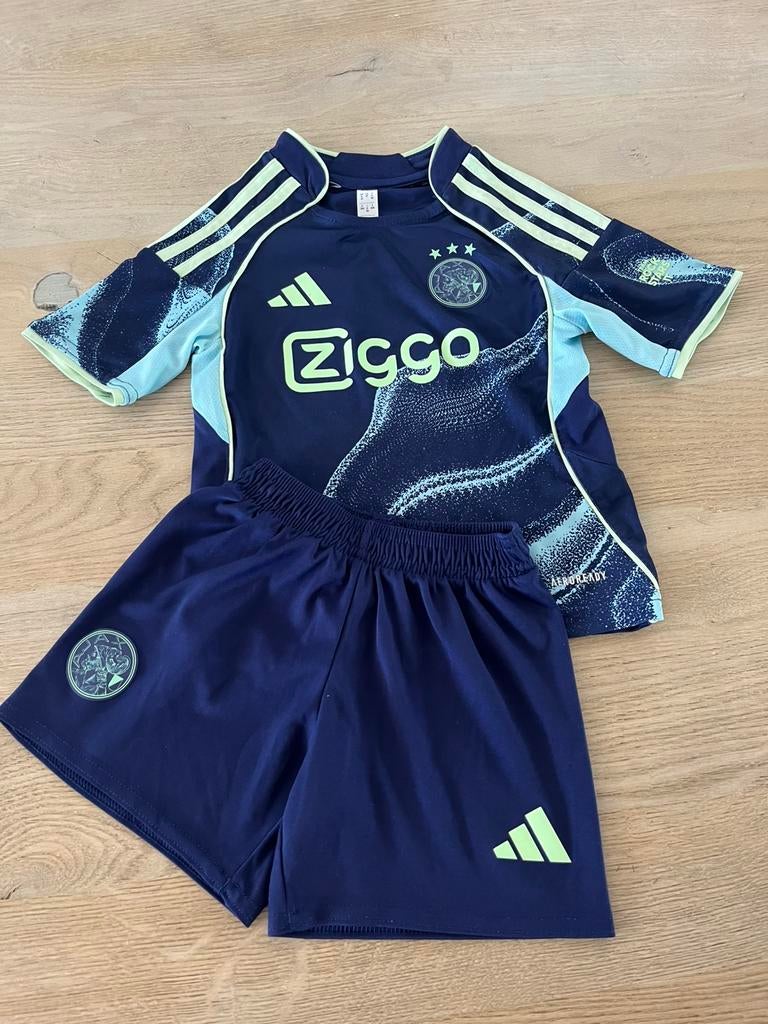 Officieel Ajax tenue, maat 104, ZEER NETJES!, Ophalen of Verzenden, Zo goed als nieuw, Jongen of Meisje, Sport- of Zwemkleding