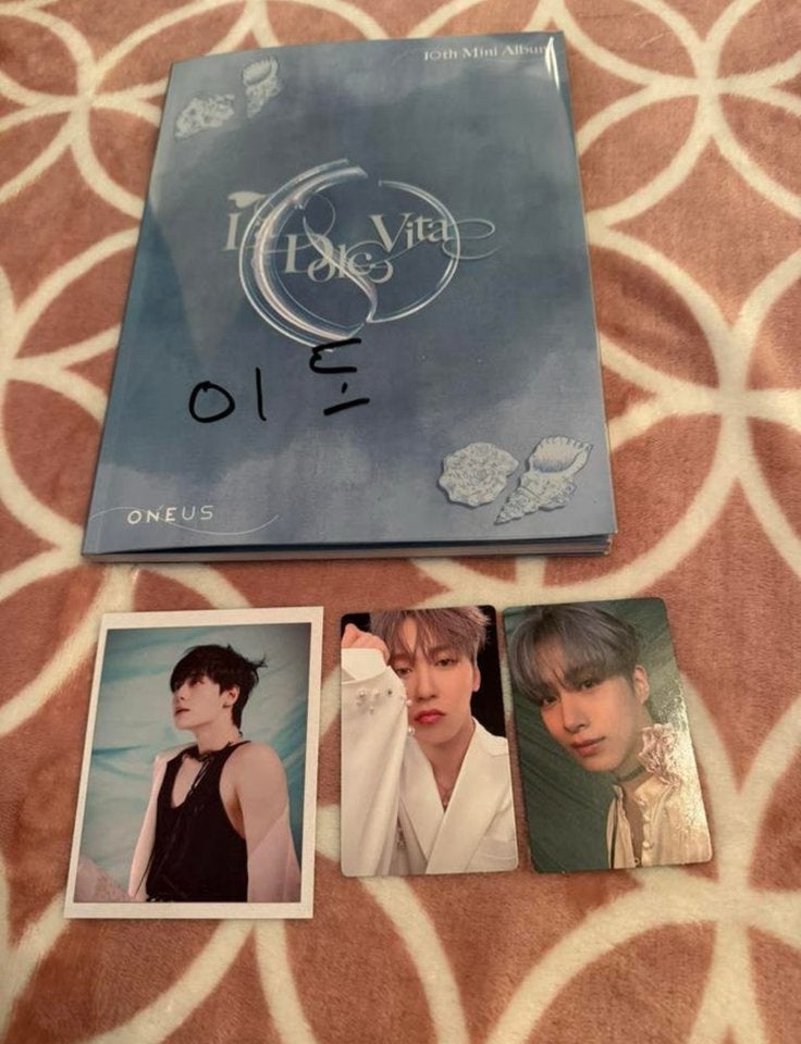 SIGNED Oneus La Dolce Vita album met Leedo Handtekening, Ophalen of Verzenden, Zo goed als nieuw, Aziatisch