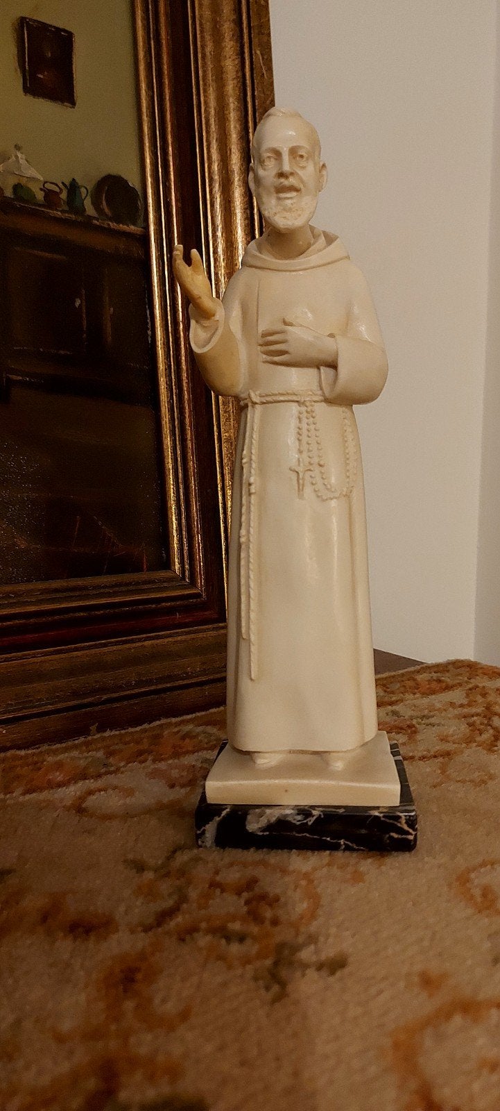 oud Italiaans Pater Pio beeld op marmeren sokkel, Ophalen of Verzenden