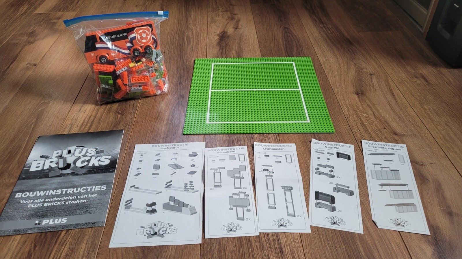 Plus Bricks Stadion Bouwinstructies en Onderdelen, Ophalen of Verzenden, Zo goed als nieuw, Overige merken