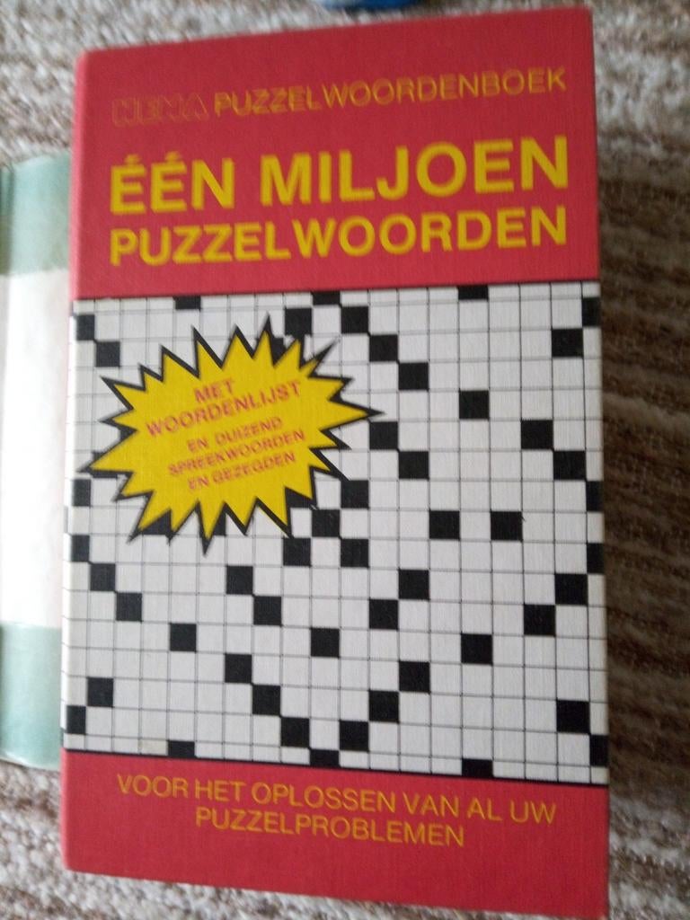 Groot Hema Puzzelwoordenboek ZGAN !!!, Ophalen of Verzenden, Zo goed als nieuw