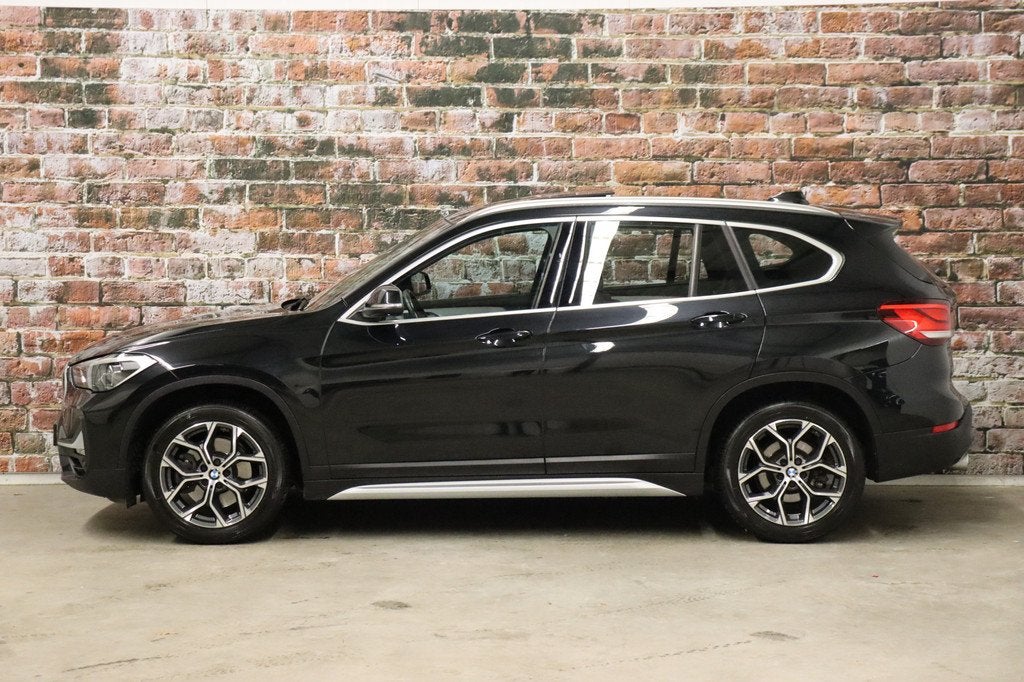 BMW X1 sDrive20i High Executive xLine Automaat / Navigatiesy, 1998 cc, Zwart, Zwart, SUV of Terreinwagen